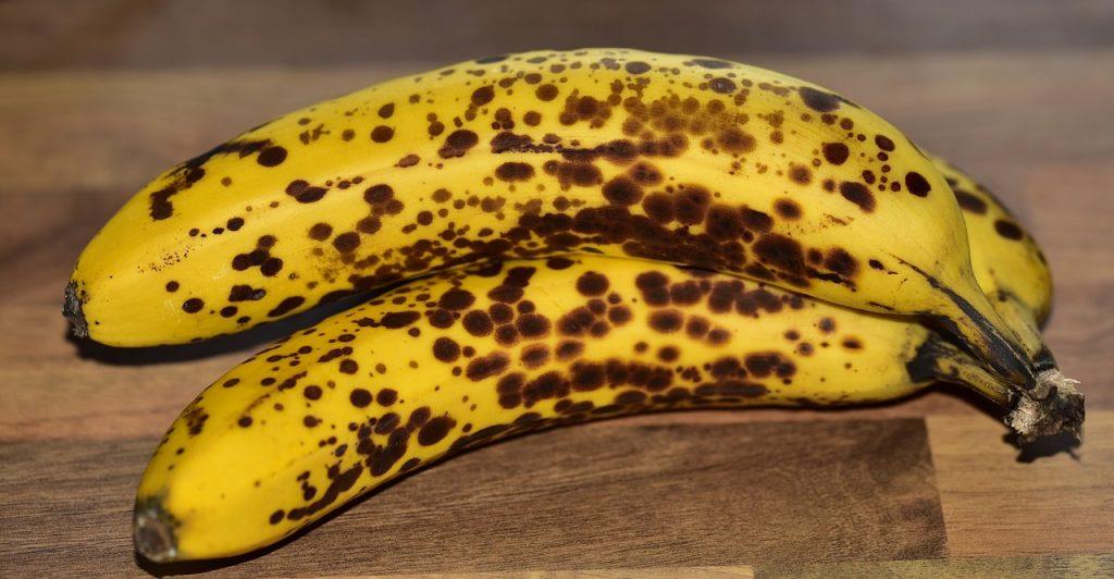 Prečo banány hnednú a pomôže ich dať do chladničky, aby sme tento proces spomalili?