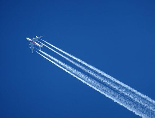lietadlo a oblaky