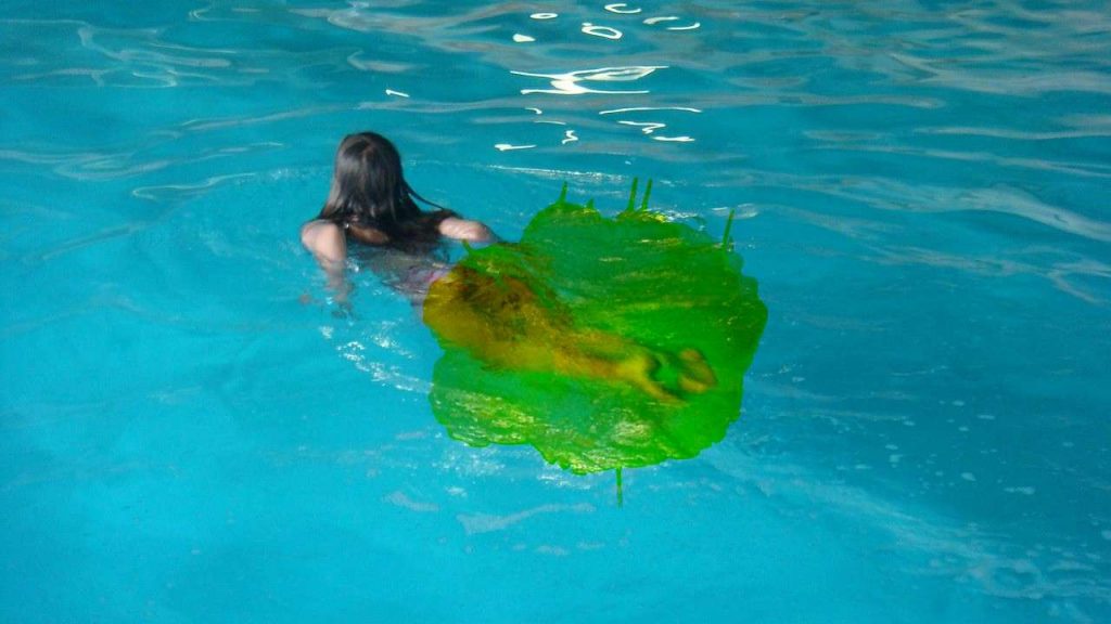 Je pravda, že ak sa vycikáme do vody v bazéne, tak sa zmení jej farba?