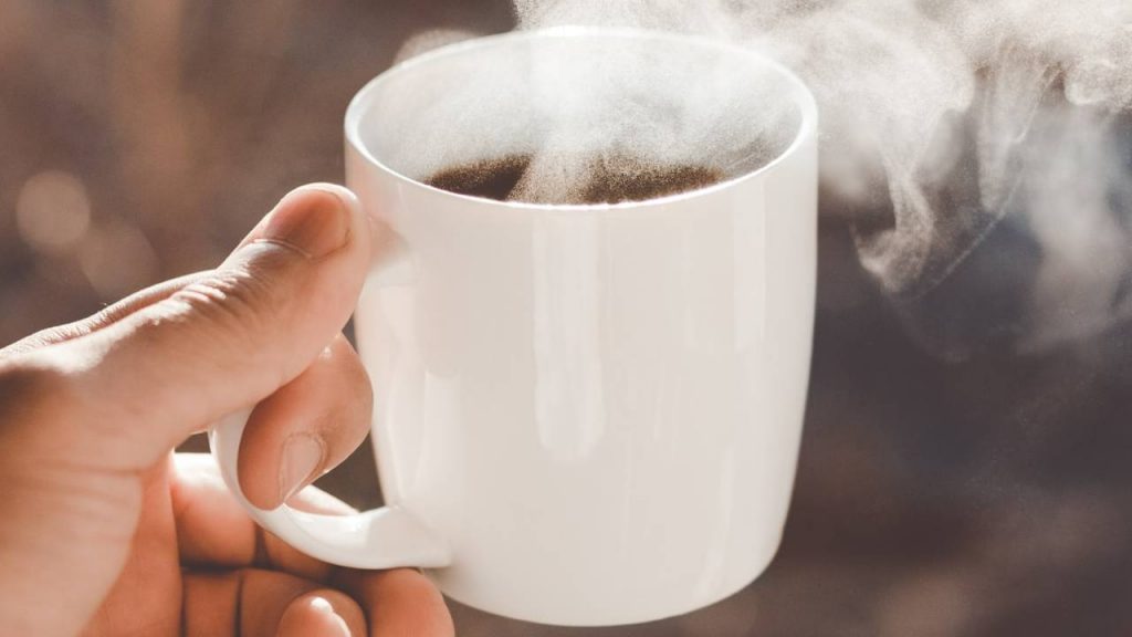 Radi si vychutnáte príliš horúcu kávu, čaj alebo iný nápoj? Nikdy to nerobte, toto vám hrozí a nejde o...