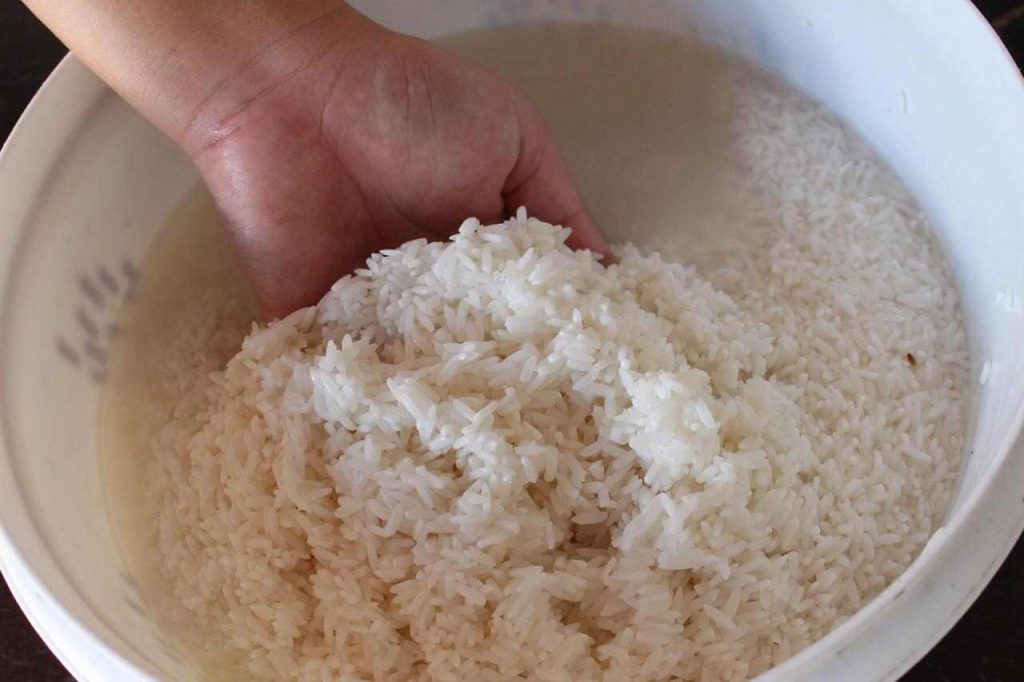 Vylievate vodu po oplachovaní ryže? Keď zistíte, aká je užitočná, viac to nespravíte!