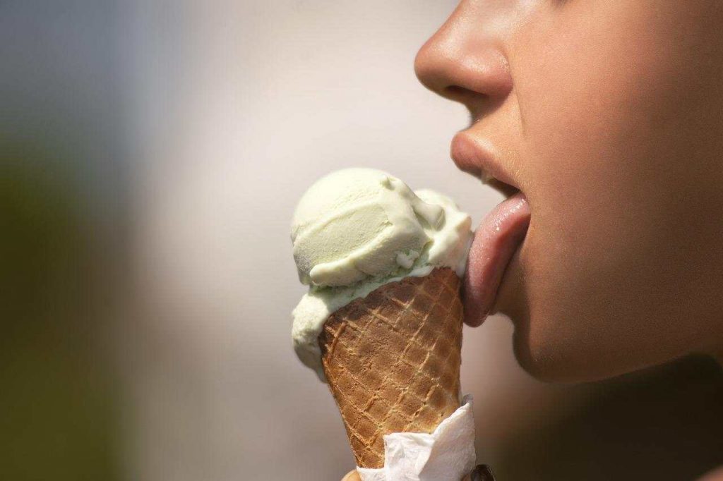 Zvyknete si dať zmrzlinu, keď je vám teplo? Pre svoj organizmus robíte pravý opak!