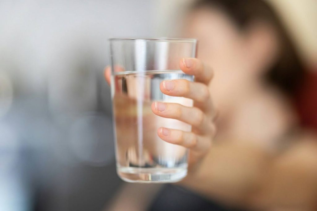 Čo by sa stalo s tvojim telom, ak by si pil len destilovanú vodu? Toto by si mal vedieť!
