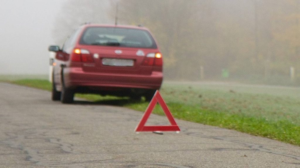 Väčšina šoférov pri ťahaní pokazeného auta robí školácku chybu! Porušuje zákon a ohrozuje samých seba. Toto...